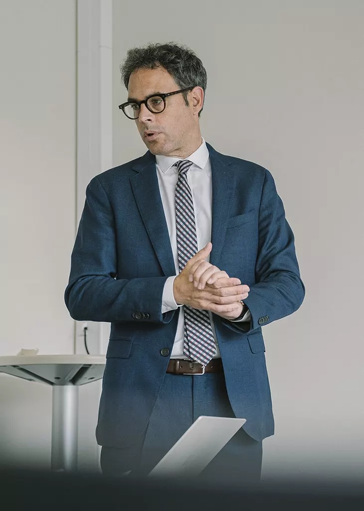 Homme participant à une réunion