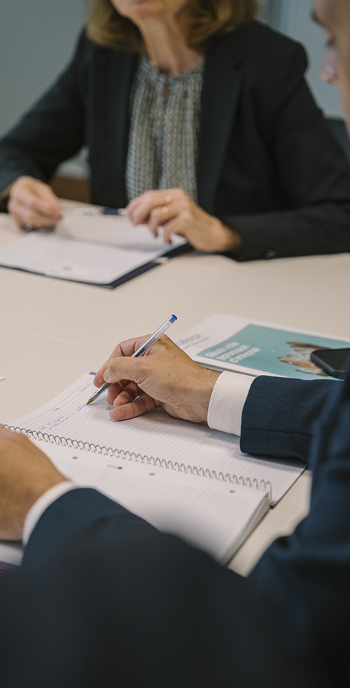 Préparation d'un dossier de cession d'entreprise avec un consultant