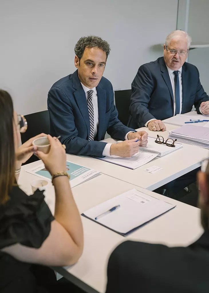 Moment d'échange entre un cédant et des conseillers expérimentés