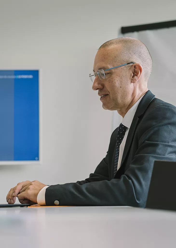 Expert travaillant sur son ordinateur sur un dossier de passation