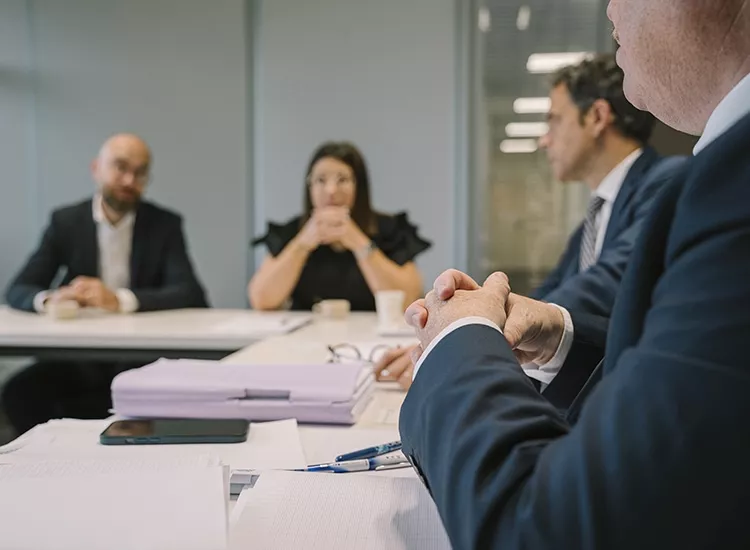 discussion entre des dirigeants d'entreprise et les experts du cabinet sur la cession de leur entreprise