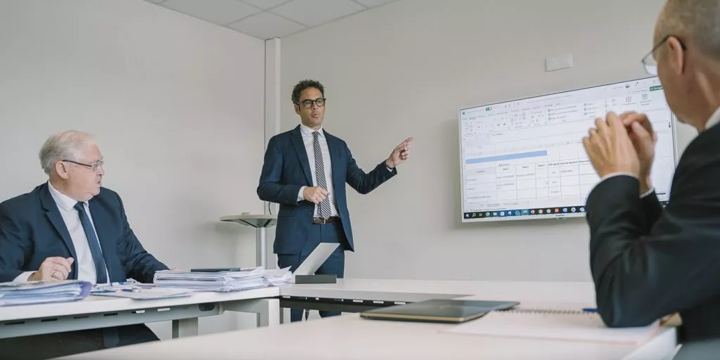 Réunion tripartite entre experts et dirigeant