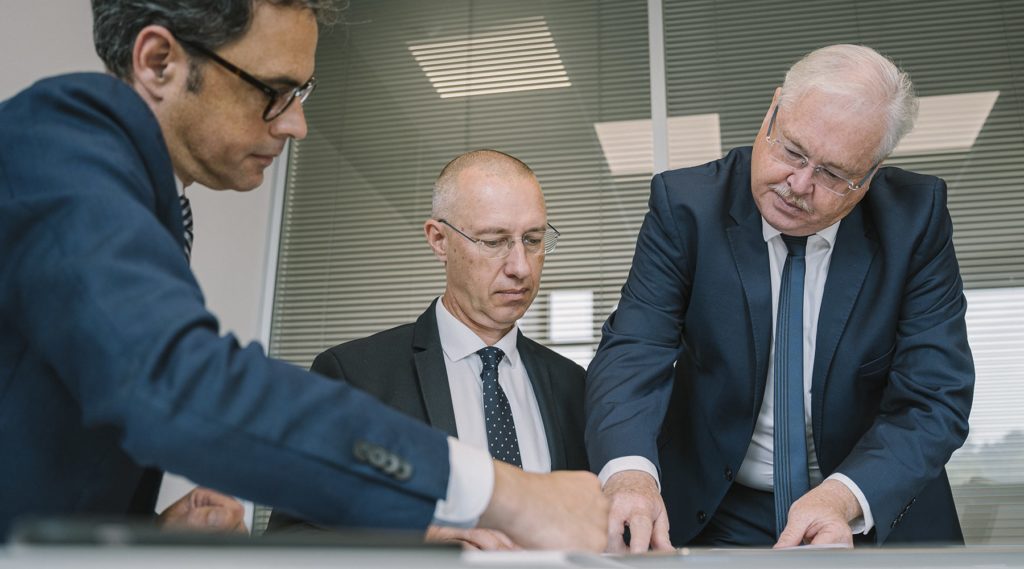 Experts qui travaillent sur un plan d'actions pour sécuriser le processus de cession d'une société