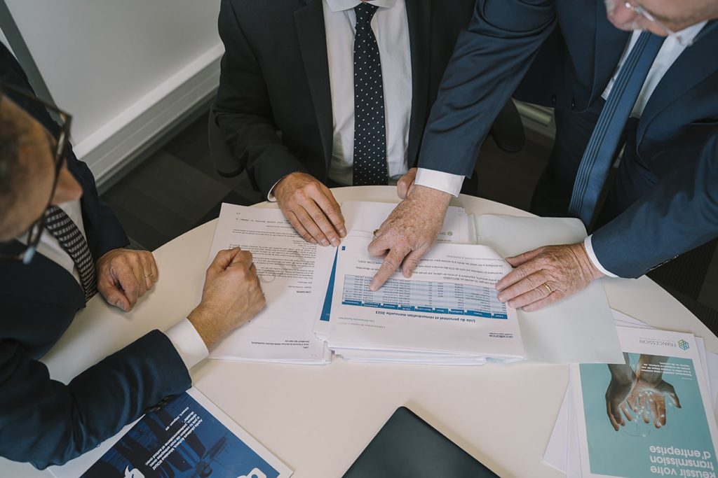 Focus sur l'aspect financier d'un projet de cession par trois hommes